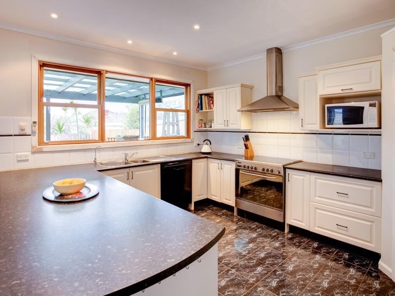 12 Moonda Grove, Cheltenham VIC 3192