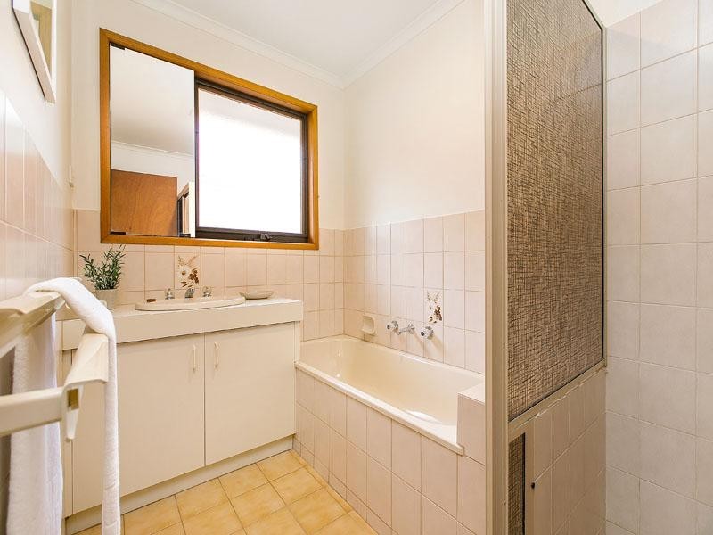 8 Lauren Close, Dingley Village VIC 3172