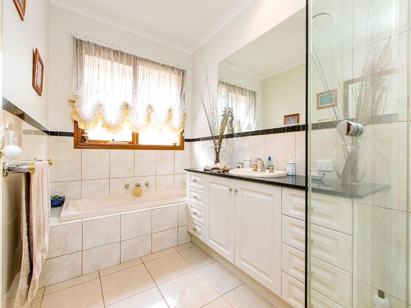 14 Aisha Crescent, Dingley Village VIC 3172