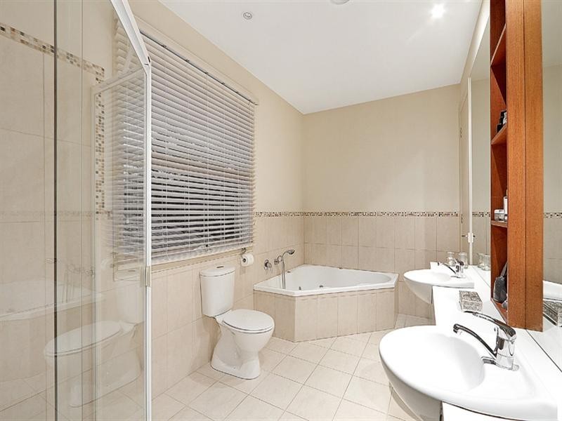 10 Waterside Drive, Waterways VIC 3195