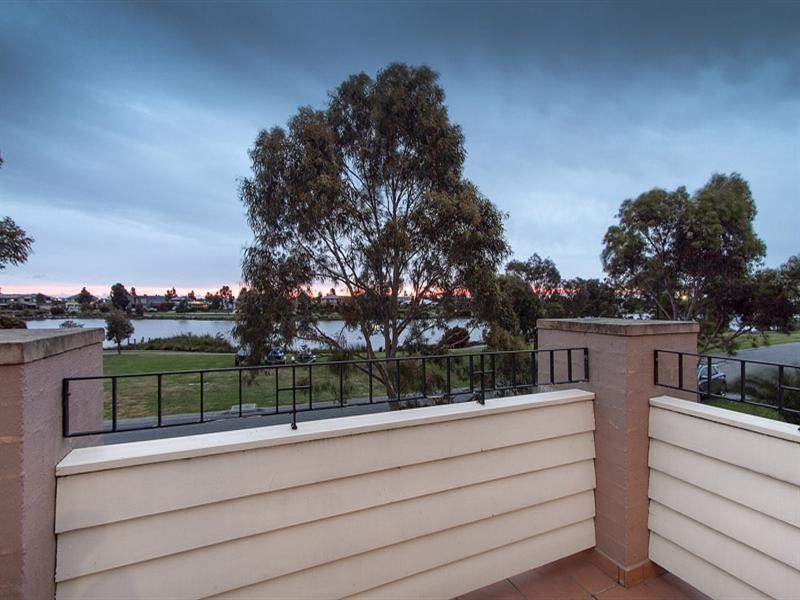 10 Waterside Drive, Waterways VIC 3195