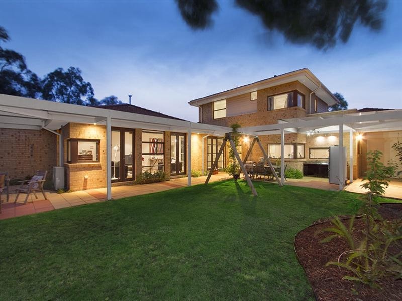 10 Waterside Drive, Waterways VIC 3195