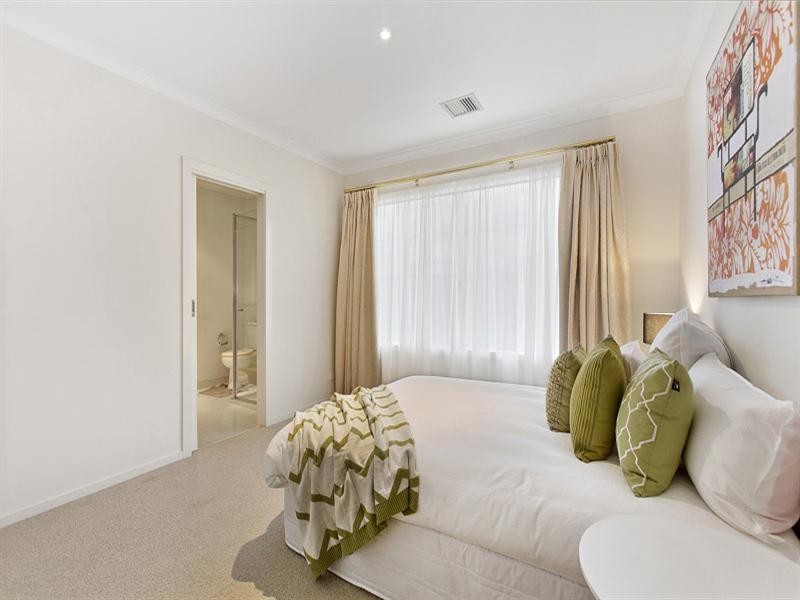 24 Broadwater Drive, Waterways VIC 3195