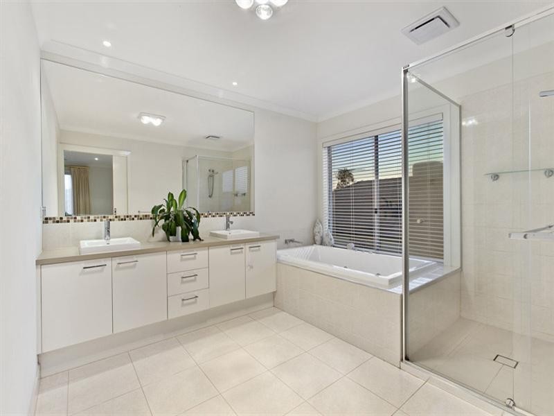 24 Broadwater Drive, Waterways VIC 3195