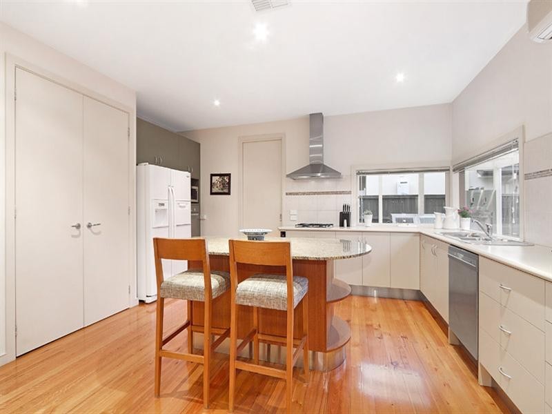 10 Waterside Drive, Waterways VIC 3195