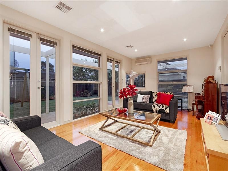 10 Waterside Drive, Waterways VIC 3195