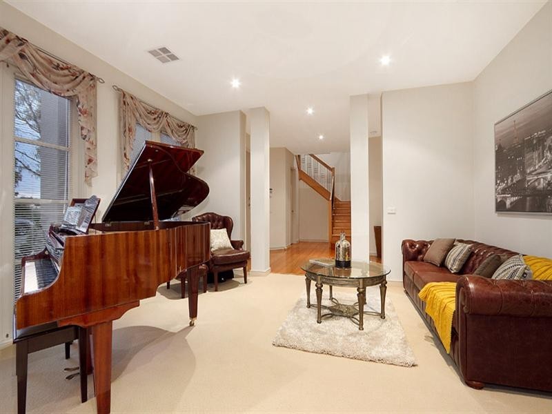 10 Waterside Drive, Waterways VIC 3195