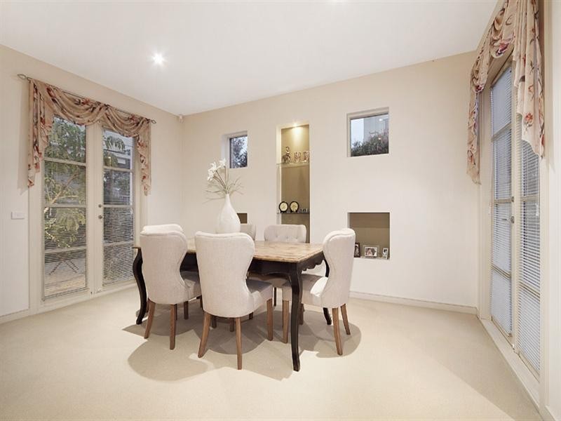 10 Waterside Drive, Waterways VIC 3195