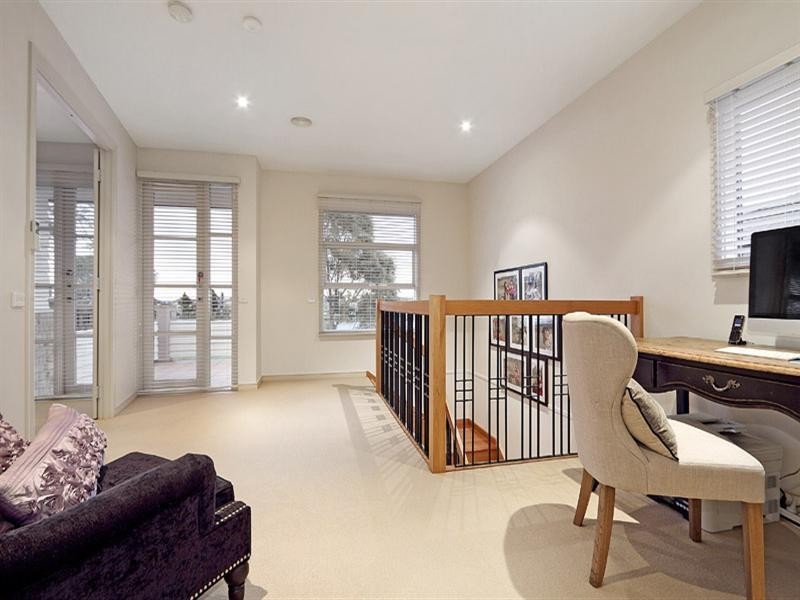 10 Waterside Drive, Waterways VIC 3195
