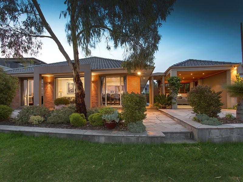 4 Island Point Avenue, Waterways VIC 3195