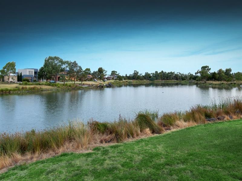 4 Island Point Avenue, Waterways VIC 3195