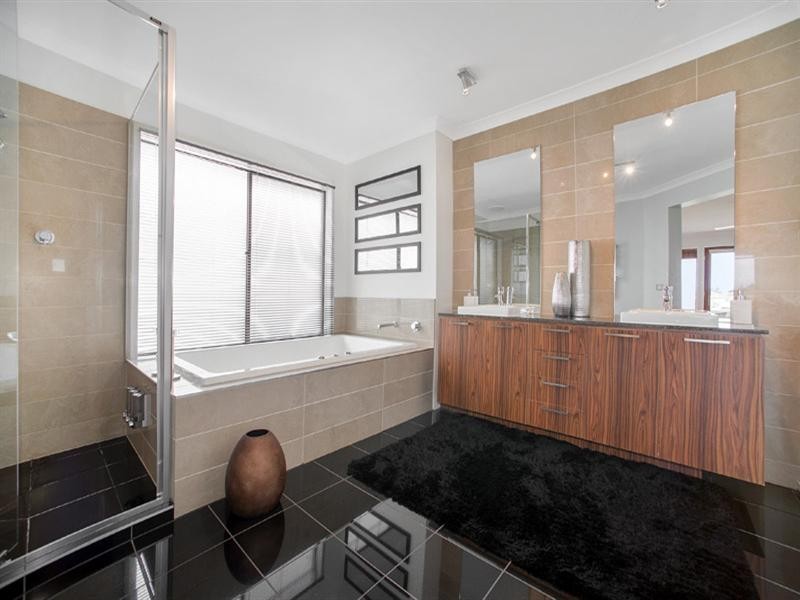 21 Waterside Drive, Waterways VIC 3195