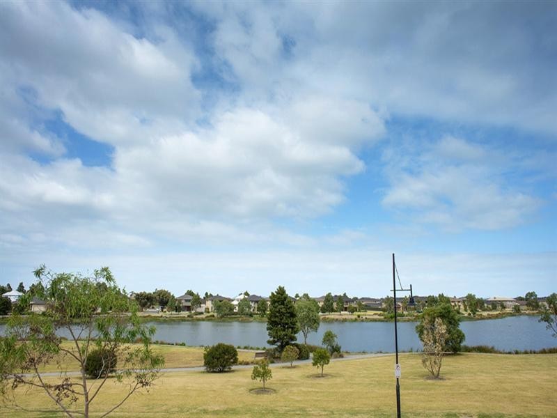 21 Waterside Drive, Waterways VIC 3195