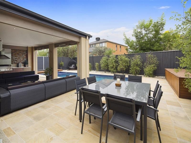 21 Waterside Drive, Waterways VIC 3195