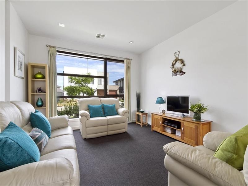 25 Ashberg Drive, Waterways VIC 3195