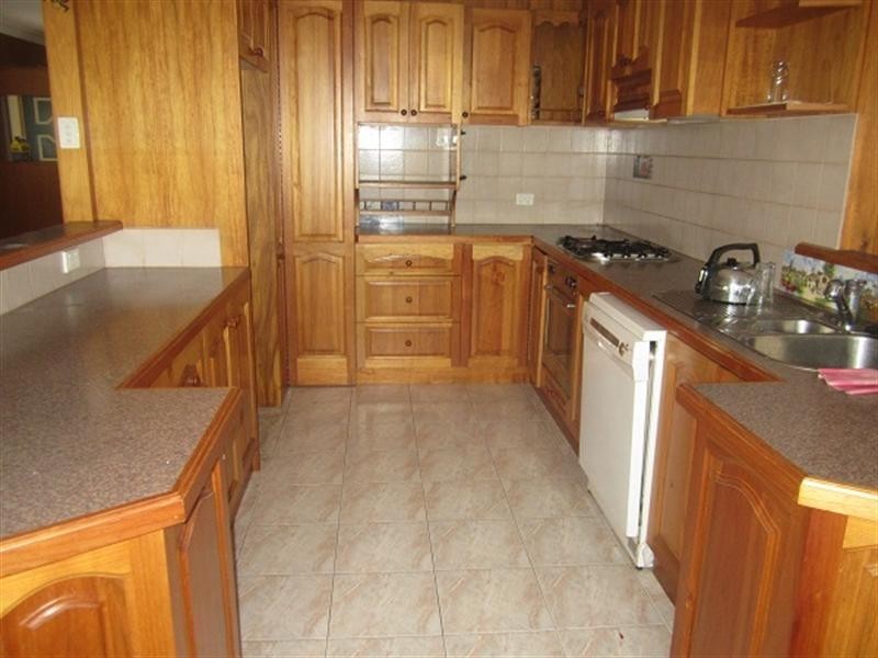 18 Golf Links Crescent, Dingley Village VIC 3172