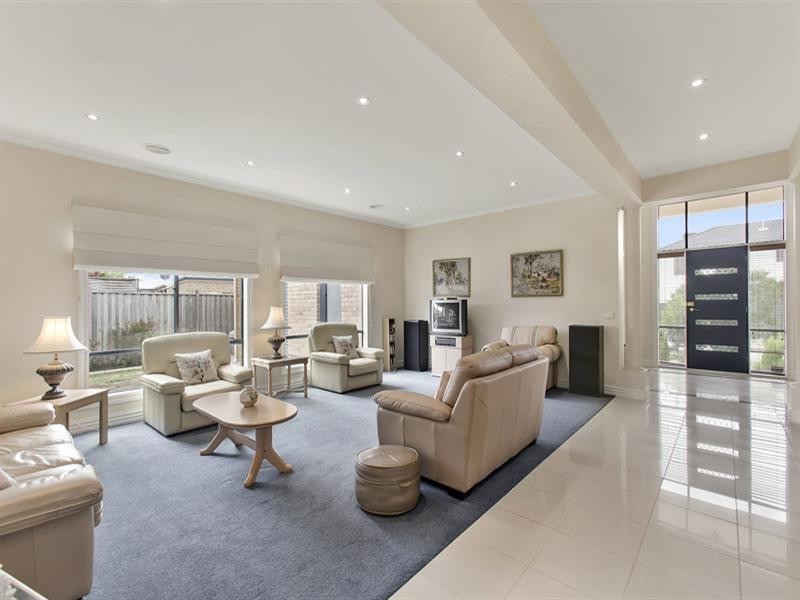 4 Broadwater Drive, Waterways VIC 3195