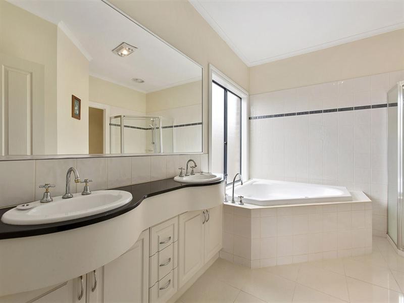 4 Broadwater Drive, Waterways VIC 3195