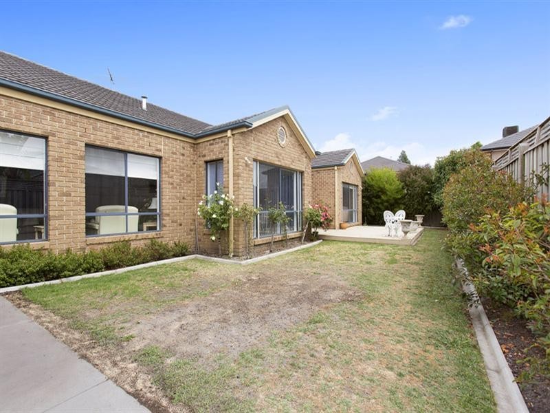 4 Broadwater Drive, Waterways VIC 3195