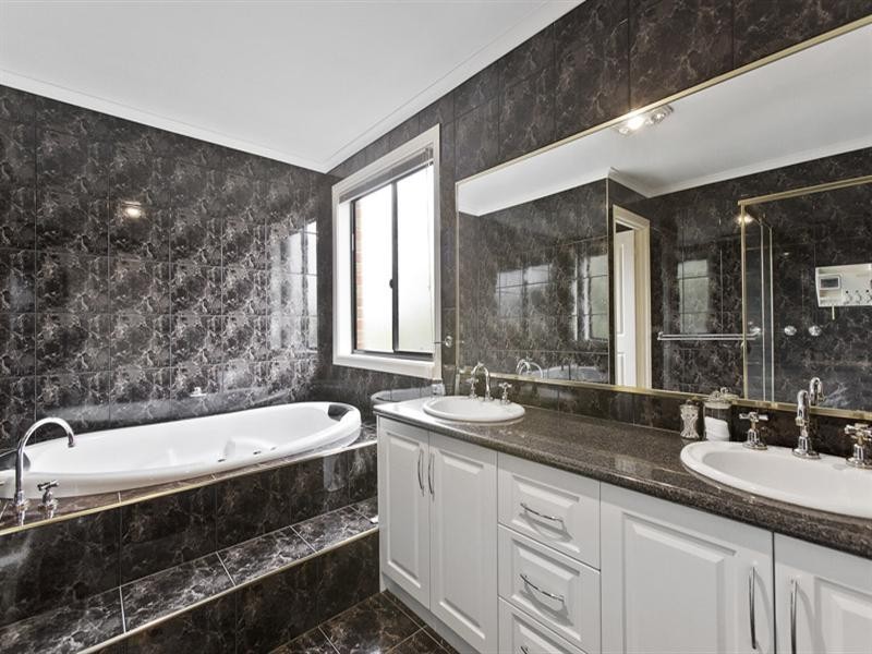 4 Ruby Place, Dingley Village VIC 3172