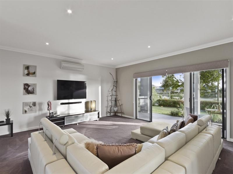 49 Waterside Drive, Waterways VIC 3195