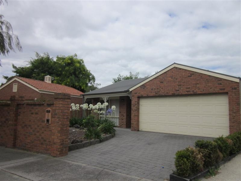 1 Newbridge Close, Dingley Village VIC 3172
