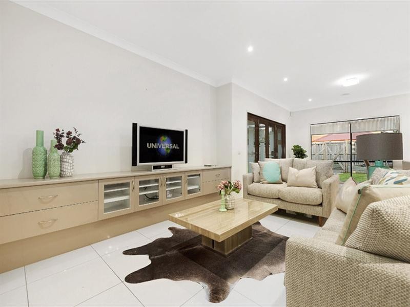 4 Deepwater Drive, Waterways VIC 3195