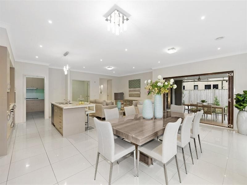 4 Deepwater Drive, Waterways VIC 3195