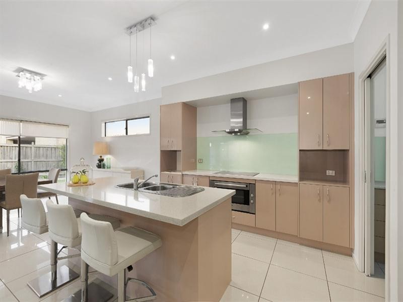 4 Deepwater Drive, Waterways VIC 3195