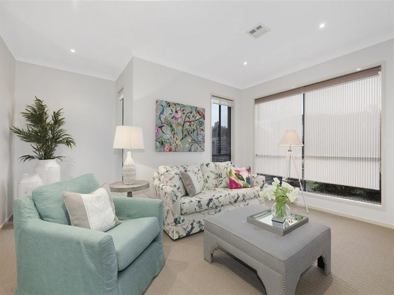 4 Deepwater Drive, Waterways VIC 3195