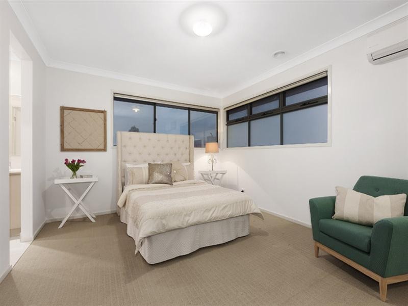 4 Deepwater Drive, Waterways VIC 3195