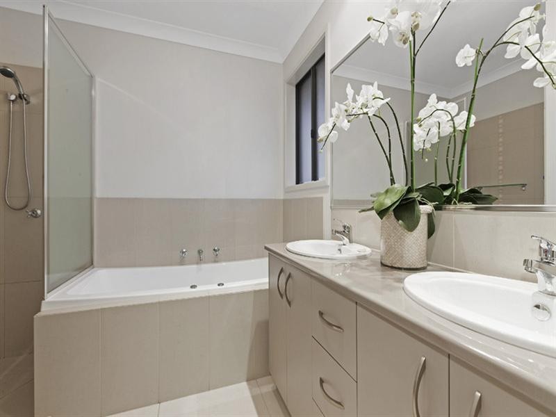 4 Deepwater Drive, Waterways VIC 3195