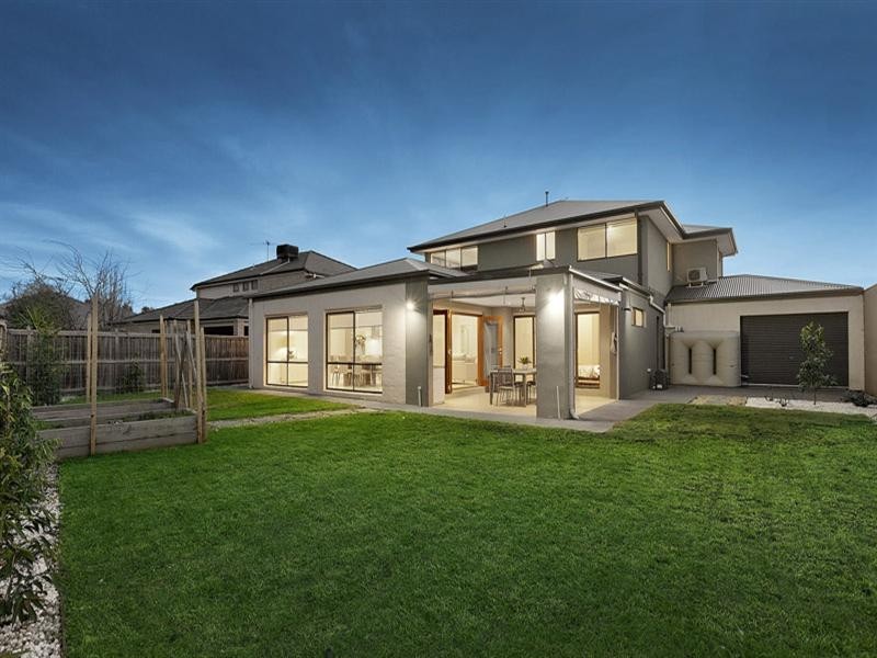 4 Deepwater Drive, Waterways VIC 3195