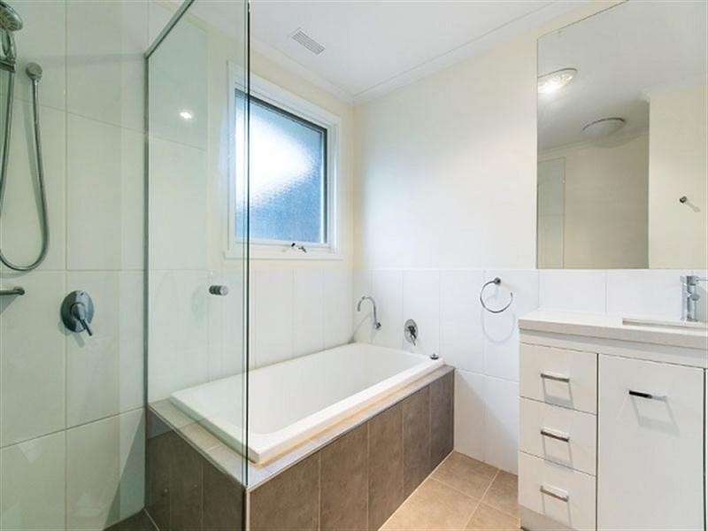 4 Hobsons Place, Dingley Village VIC 3172