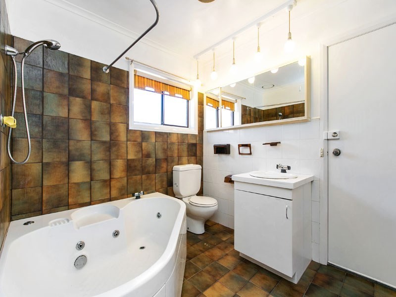 18 Golf Links Crescent, Dingley Village VIC 3172