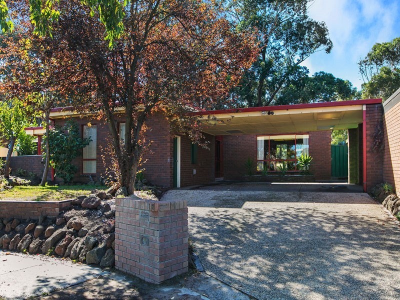 18 Golf Links Crescent, Dingley Village VIC 3172