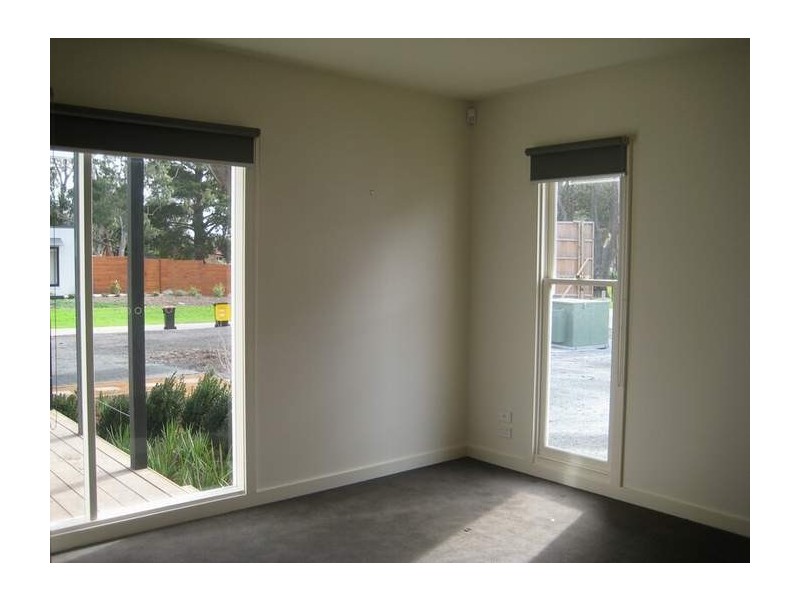 1/2 Evergreen Circuit, Cheltenham VIC 3192