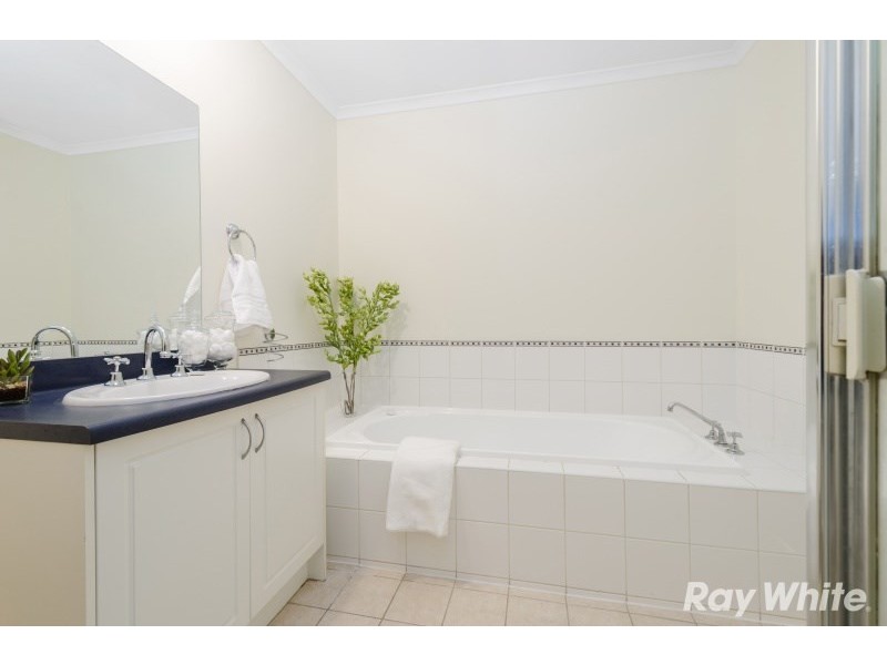 13 Kingsland Close, Dingley Village VIC 3172