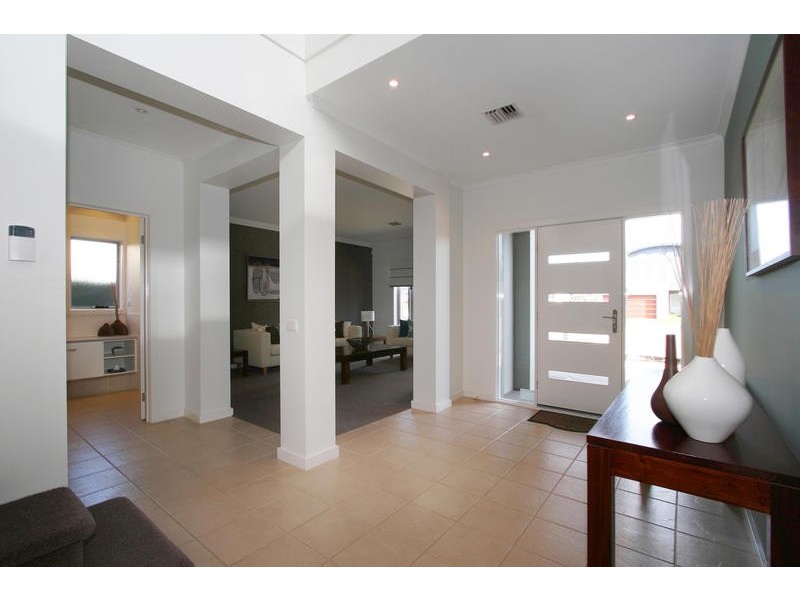 14 Burdekin Boulevard, Waterways VIC 3195