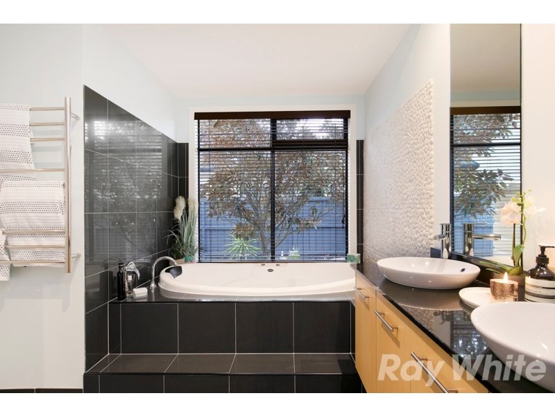 21 Island Point Avenue, Waterways VIC 3195