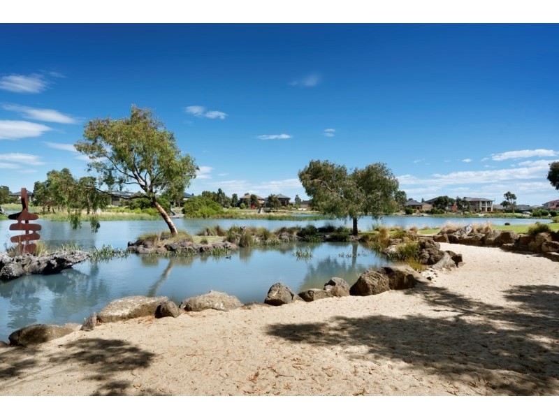 5 Ashberg Drive, Waterways VIC 3195