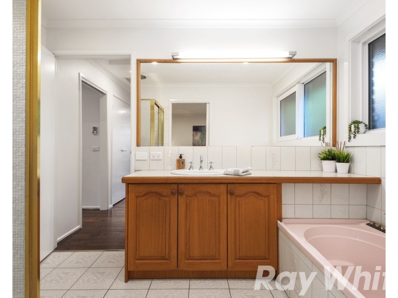 2/18 Widdop Crescent, Hampton East VIC 3188