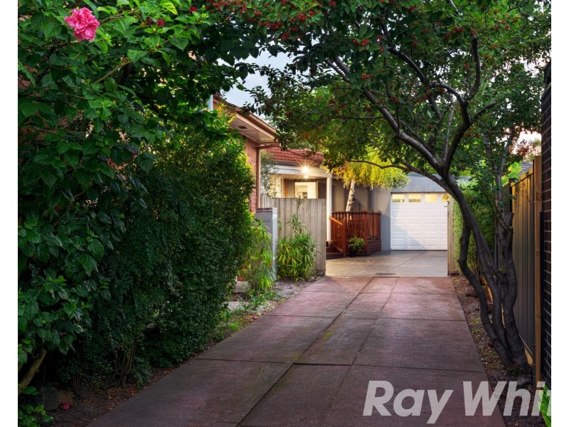 2/18 Widdop Crescent, Hampton East VIC 3188