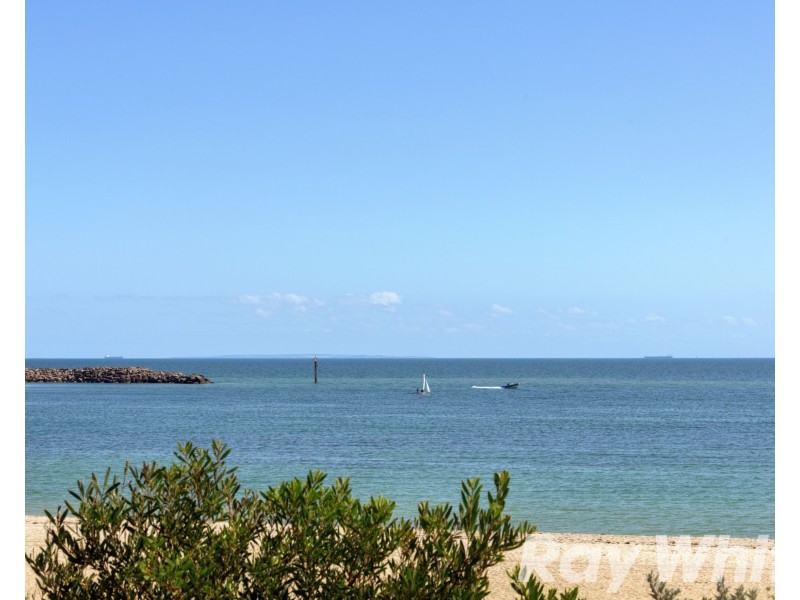 2/18 Widdop Crescent, Hampton East VIC 3188