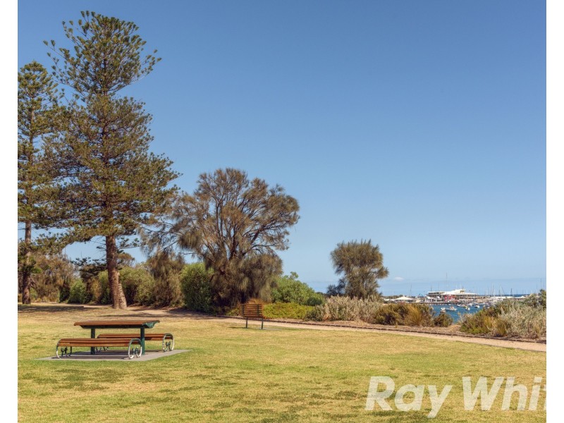 2/18 Widdop Crescent, Hampton East VIC 3188