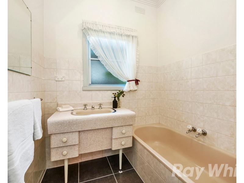 8 Evesham Road, Cheltenham VIC 3192