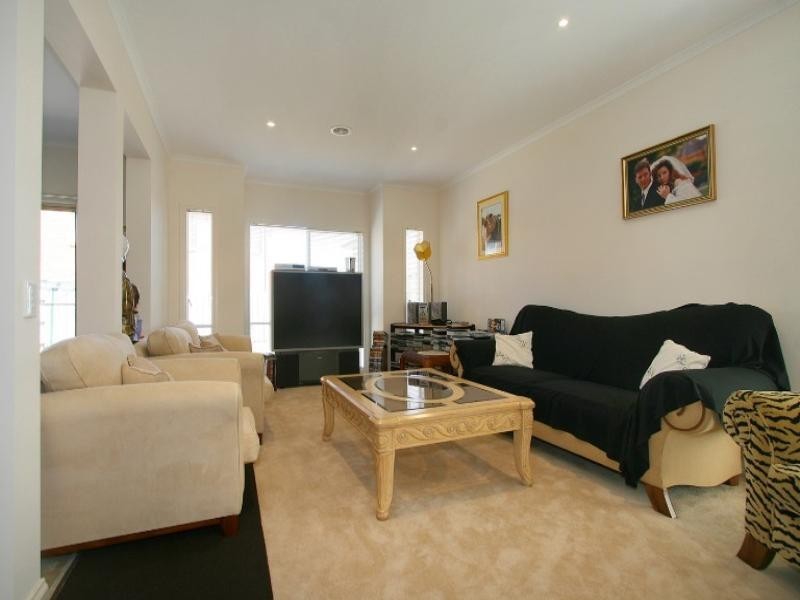 8 Travers Walk, Heatherton VIC 3202