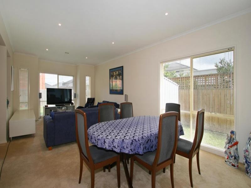 8 Travers Walk, Heatherton VIC 3202