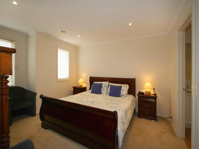 8 Travers Walk, Heatherton VIC 3202