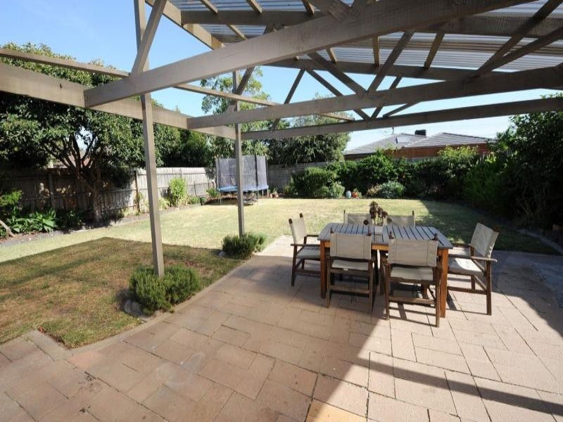 8 Snowdon Drive, Cheltenham VIC 3192